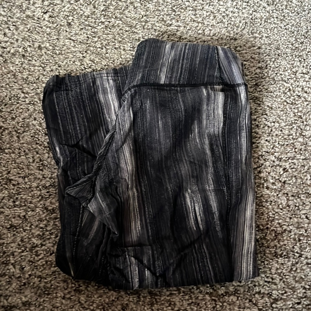 Striped capri leggings
